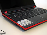 MSI geeft hier nog een rode streept rond de laptop heen, die een zekere dynamiek creëert.