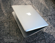 De nieuwe behuizing heeft verschillende design elementen uit de MacBook Air ...