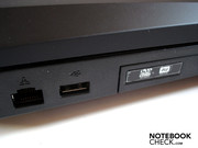 Een RJ-45 LAN-poort, nog een USB-poort en de DVD drive bevinden zich aan de linkerzijde,