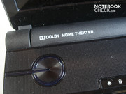 De blauw verlichte startknop. De Acer 5739G ondersteund niet alleen Dolby Home Theater...