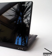 Op het eerste gezicht lijkt de SL500 niet op een typische Thinkpad, aangezien het reflecterende hoog-glans oppervlakken heeft.