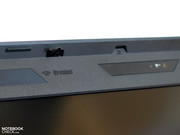 Het scherm van de W700 heeft naast het tonen van beelden nog meer taken: zo bevinden zich in het schermcover diverse antennes, maar ook de webcam en de ThinkLights.