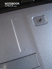 Het touchpad bevat zijn eigen verticale scroll balk en een knop voor de-activatie