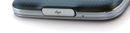 Onderkant: microfoon, USB 3.0 poort