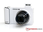 Galaxy Camera met de flitser uitgeklapt.