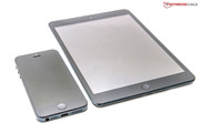 De iPhone 5 met 4 inch scherm naast de zwarte iPad mini.