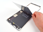 De ingebouwde batterij heeft een capaciteit van 16.3 Wh (foto: ifixit.com)