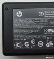 De adapter weegt 239 gram en kan maximaal 65 Watt leveren.