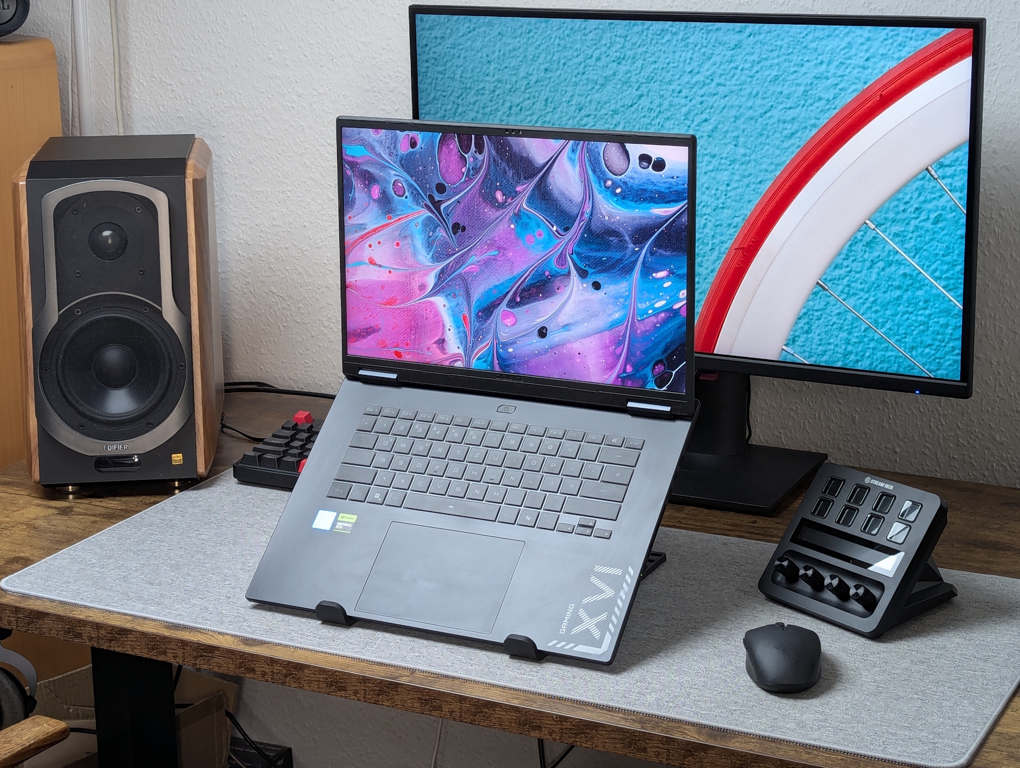 Gigabyte Gaming A16 Pro op het bureau