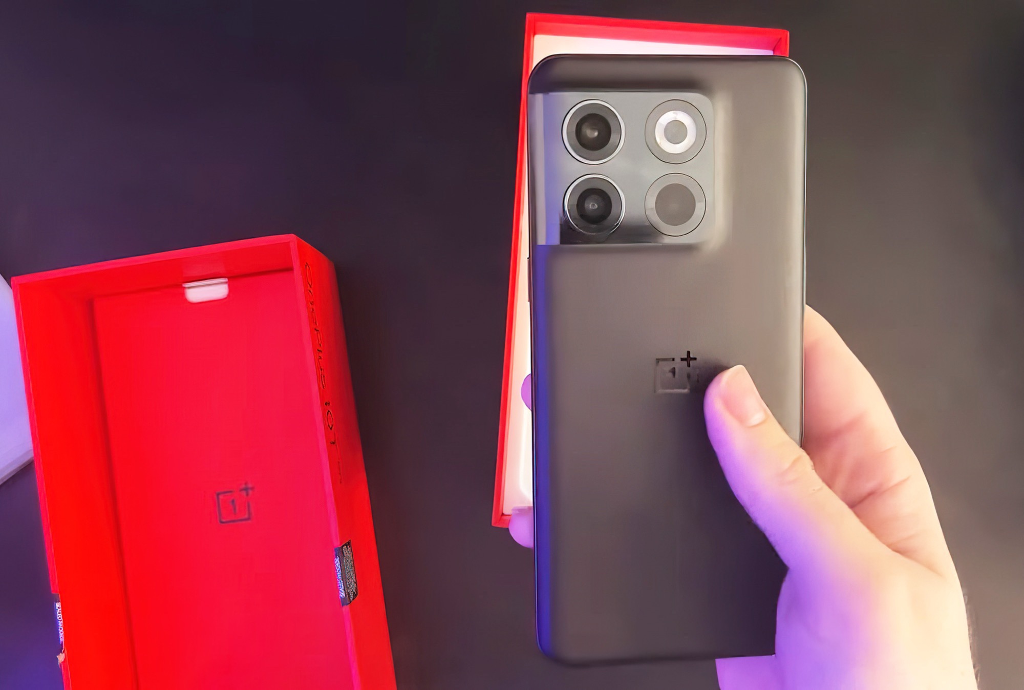 Doe herleven Middeleeuws ontwerper OnePlus 10T lekt in unboxing video met 160 W stroomadapter, first-party  case en maatvergelijkingen - Notebookcheck.nl Nieuws