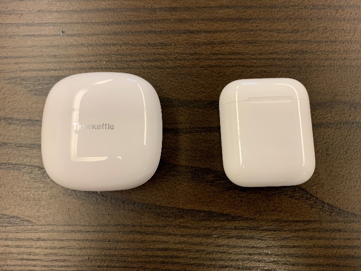 TimeKettle case (links) vs. Apple AirPods case (rechts)