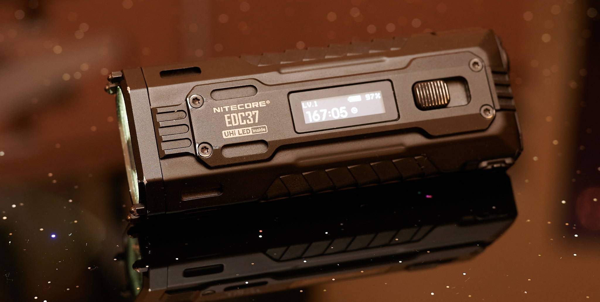 De Nitecore EDC37 heeft een OLED-scherm (Afbeelding bron: Andreas Sebayang/Notebookcheck)