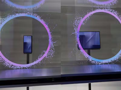 De nieuwe smartphone van Samsung links gevouwen en rechts uitgevouwen (bron: Park Ji-min, Chosun.com)