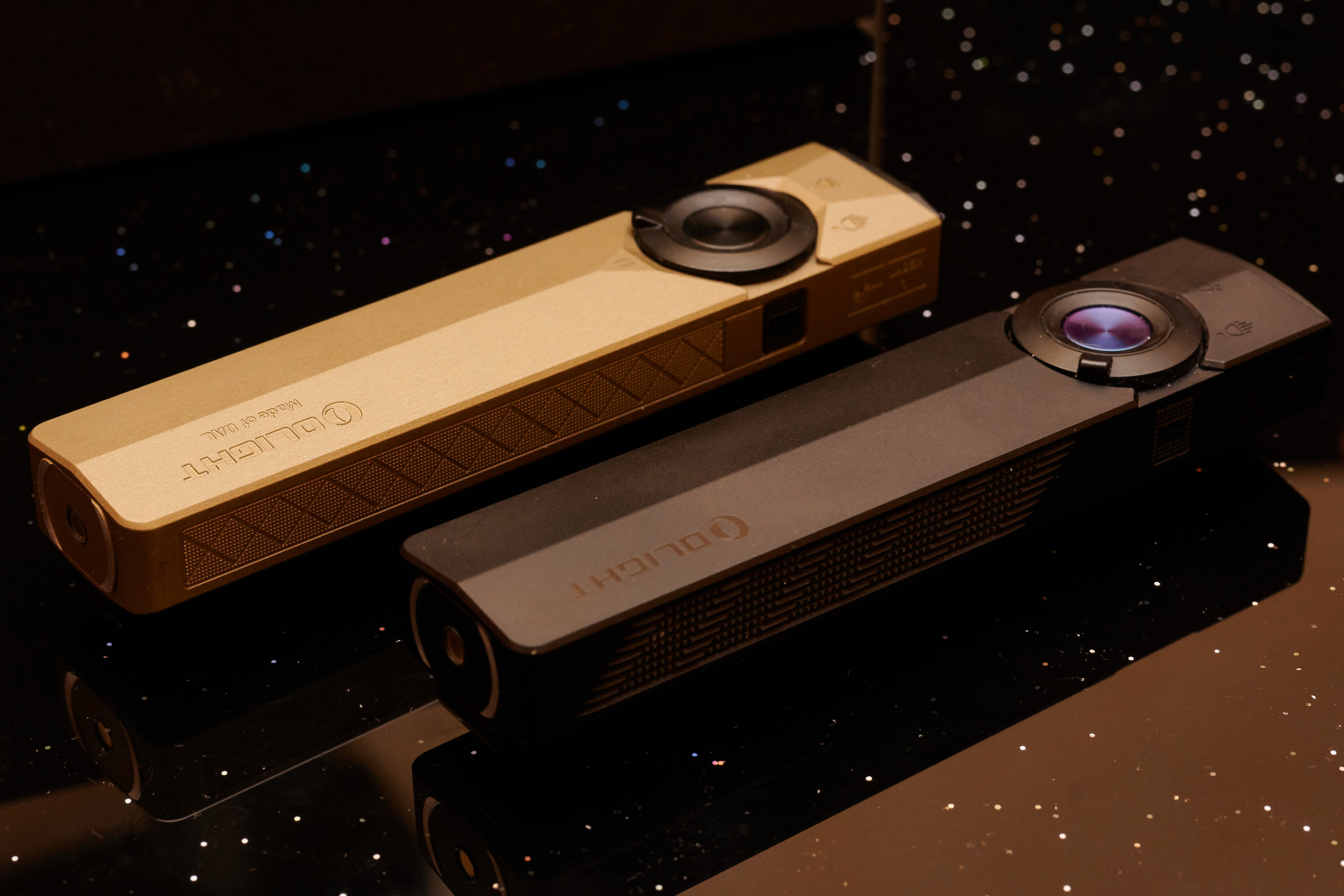 De Arkpro Ultra (boven) en de Arkpro (onder, zwart) in de test. (Afbeeldingsbron: Andreas Sebayang/Notebookcheck.com)