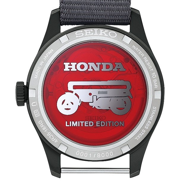 Achterzijde van de Seiko 5 Sports Field x Honda Motocompo Limited Edition, met de transparante achterkant van de kast waarop het silhouet van de Motocompo en het gegraveerde serienummer te zien zijn.