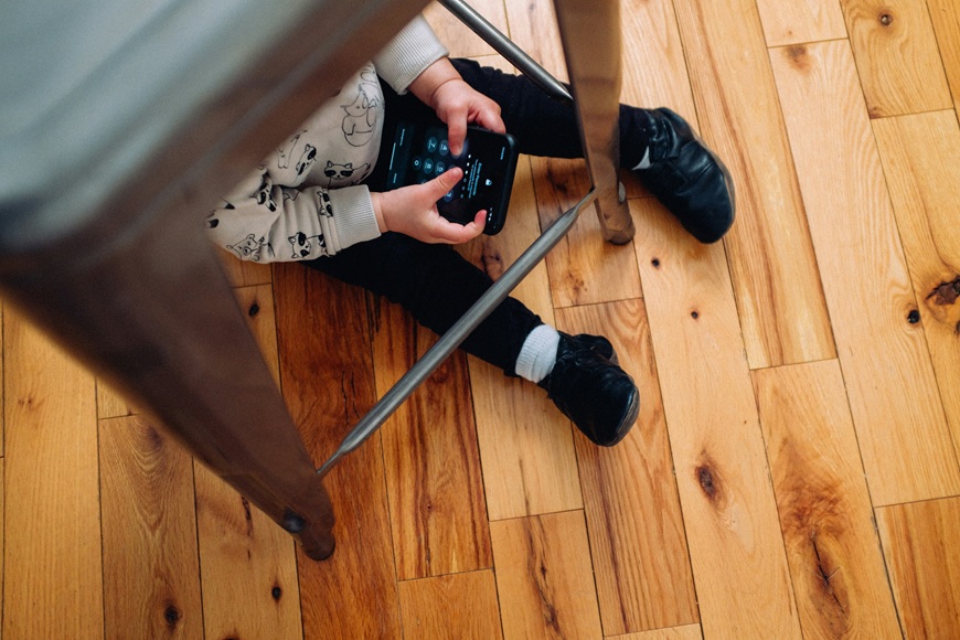 Schermtijd omzetten in leertijd: 7 educatieve apps die echt iets leren, niet alleen vermaken. Een kind met een tablet in de hand. (Afbeelding bron: charlesdeluvio - Unsplash)