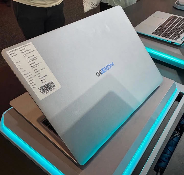 De Geekom GeekBook X16 Pro is vervaardigd uit een hoogwaardige magnesiumlegering.