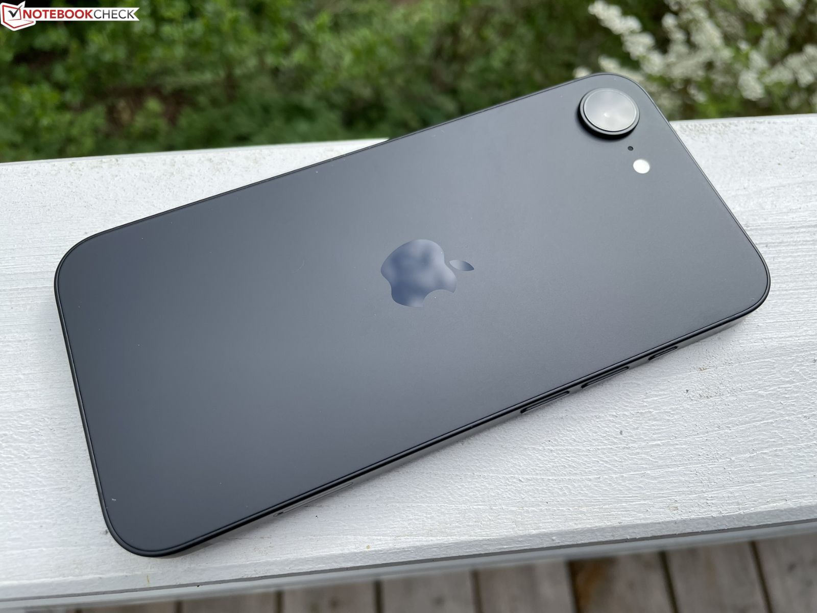 Achteraanzicht van de zwarte iPhone 17e met de module met enkele camera en het matte achterpaneel (Afbeelding bron: Notebookcheck)