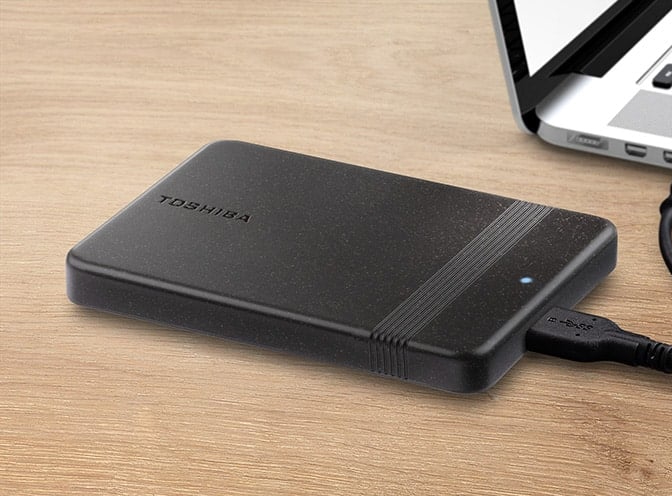 De draagbare harde schijf Toshiba Canvio Ready heeft een zwarte behuizing met afgeronde hoeken en een smalle strook voor extra grip.