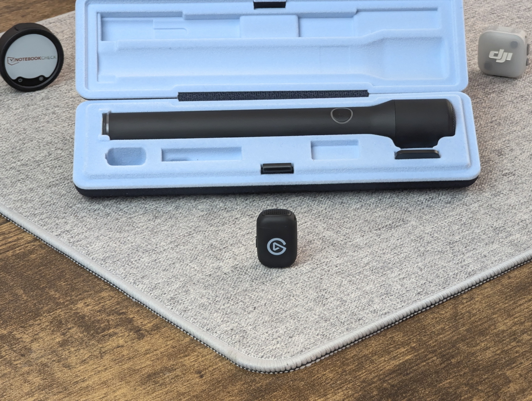 Elgato Wave Go op de voorgrond, met de case en twee concurrenten op de achtergrond