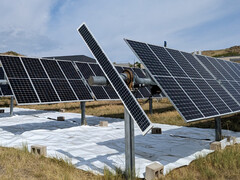 Een zonnepaneel kan aanzienlijk meer elektriciteit opwekken op een heldere ondergrond. (Afbeelding: Universiteit van Ottawa)