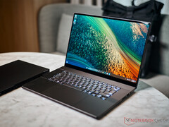 De ProArt P16 is sinds de oorspronkelijke lancering meer dan een jaar geleden meerdere keren opgefrist. (Afbeelding bron: Notebookcheck)