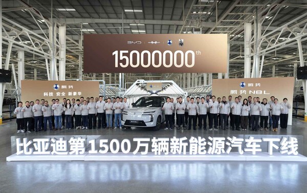 Productierecord: BYD vierde de productie van zijn 15 miljoenste New Energy Vehicle (NEV). Een Denza N8L rolde van de lopende band in de Jinan-fabriek in China als het jubileummodel. (Afbeelding: BYD)