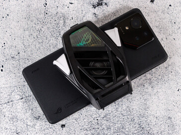 De ROG Phone 9 Pro met de opzetbare AeroActive Cooler X Pro