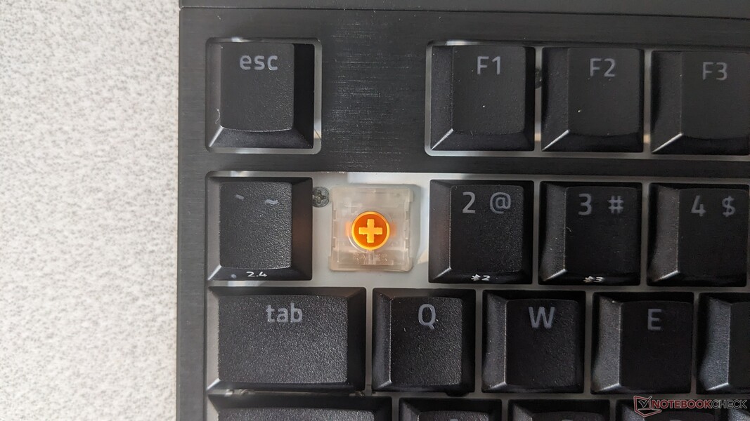 Tactiele oranje schakelaars met laag profiel in BlackWidow V4 HyperSpeed TKL