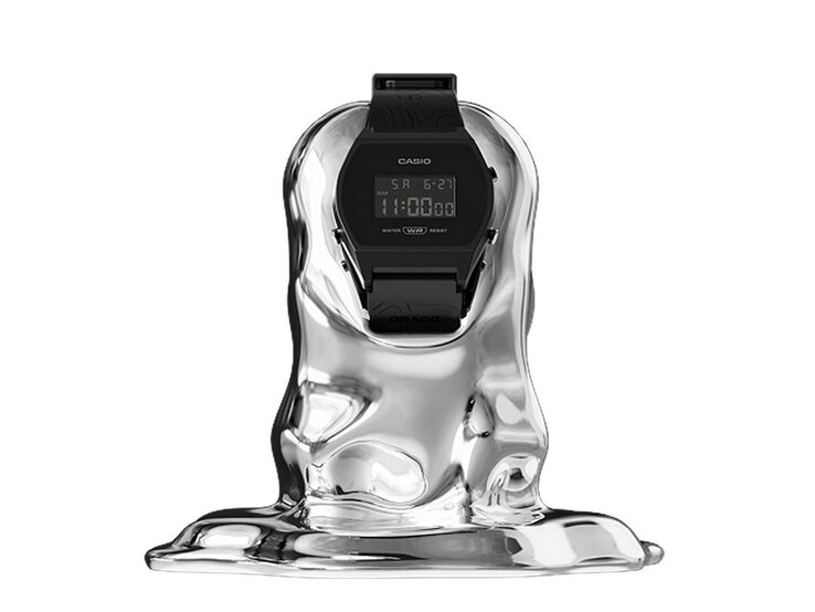 Casio x GRAGG LW-204GRAGG-1BDF digitaal horloge, geplaatst op een sculpturale zilveren displaystandaard tegen een witte achtergrond.