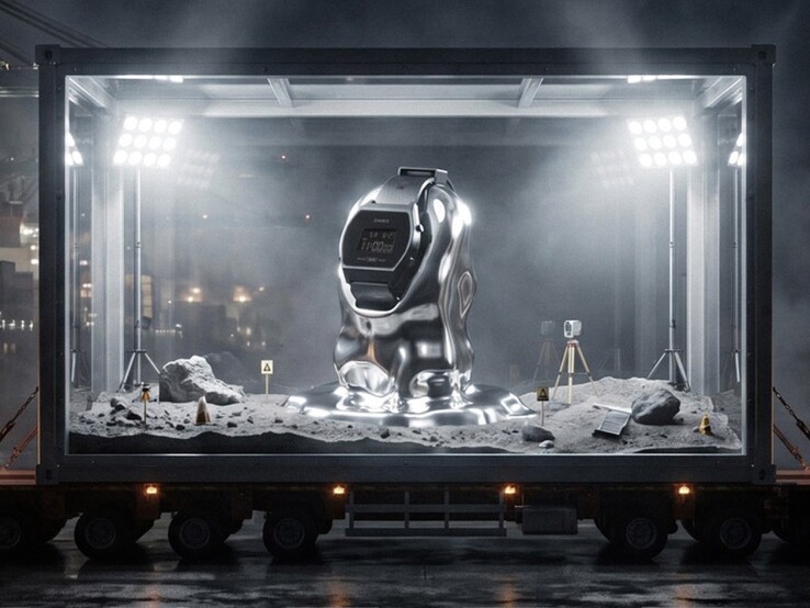 De Casio x GRAGG LW-204GRAGG-1BDF wordt tentoongesteld op een zilveren standaard in een glazen installatie met een achtergrond met maanthema.