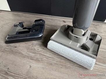 Veeg de rol onder de verwijderde verswatertank schoon