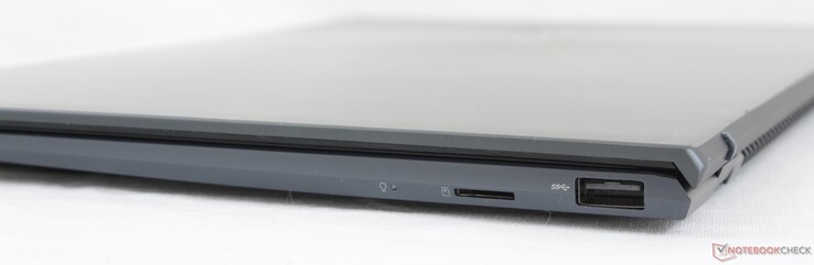 Rechts: MicroSD-lezer, USB-A 3.2 Gen. 1