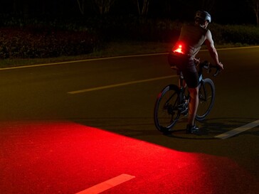 Het rode LED-lampje in de Olight Oclip 2 kan tijdens het fietsen in de knippermodus worden ingesteld.