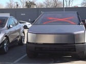 Een bekladde Tesla Cybertruck. Politie in Colorado arresteert verdachte die in verband wordt gebracht met meerdere aanvallen op Tesla's winkel (Beeldbron: CBS Colorado)