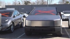 Een bekladde Tesla Cybertruck. Politie in Colorado arresteert verdachte die in verband wordt gebracht met meerdere aanvallen op Tesla&#039;s winkel (Beeldbron: CBS Colorado)