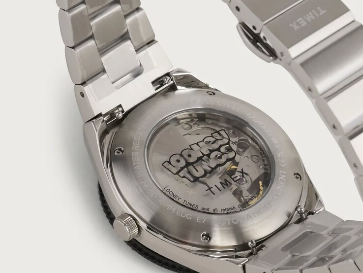 Achteraanzicht van de Timex Looney Tunes x M79 Automatic met zichtbodem, waardoor het automatische uurwerk zichtbaar is door het transparante venster, met Looney Tunes-branding eromheen.