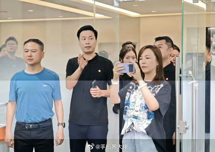 Deze spionagefoto toont de Xiaomi 16 Pro Max en zijn tweede scherm aan de achterkant