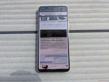 Asus Zenfone 8 Flip buiten (licht bewolkt)