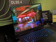 Razer Blade 16 op GDC 2025 draait Cyberpunk 2077 met DLSS 4 actief (Beeldbron: Notebookcheck)