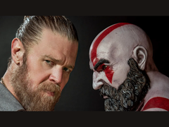 Ryan Hurst en Kratos standbeeld oog in oog uit God of War spel. (Afbeeldingsbron: Prime Video via X)
