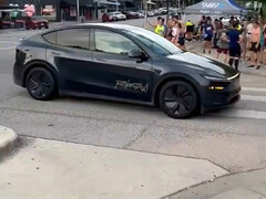 Een bestuurderloze Tesla robotaxi in de straten van Austin. (Afbeeldingsbron: TerrapinTerpene/X)