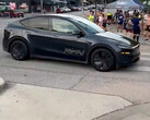 Een bestuurderloze Tesla robotaxi in de straten van Austin. (Afbeeldingsbron: TerrapinTerpene/X)