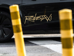 Het Tesla Robotaxi ride-share platformlogo op de nieuwe Model Y. (Afbeelding bron: @artsimage/X)