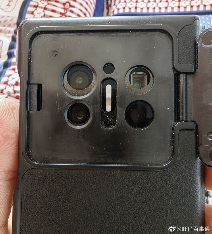 lHuawei's engineering case kan nu de "Mate X3's" camera-knobbel upgrade verbergen. (Bron: Wangzai Weet Alles via Weibo)
