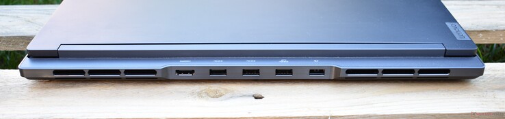 Achterkant: HDMI, 3x USB-A, Slim-tip power port
