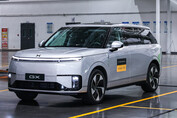 De eerste in serie geproduceerde Xpeng GX robotaxi rolt van de productielijn