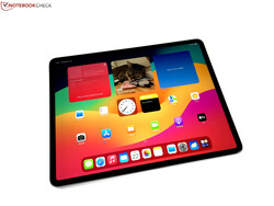Het testen van de Apple iPad Air 13 (2024). Testapparaat geleverd door NBB.com (notebooksbilliger.de)
