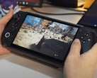 De GPD Win 5 in gebruik met het 80 Wh batterijpakket bevestigd. (Afbeeldingsbron: GPD)