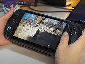 De GPD Win 5 in gebruik met het 80 Wh batterijpakket bevestigd. (Afbeeldingsbron: GPD)